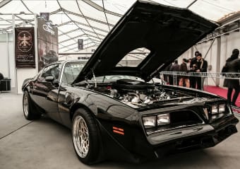Pontiac Firebird, 7-point-5-V8-engine! Wow they said when they raised the hood!